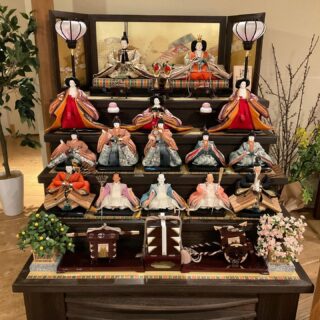 . 今日はひなまつり🎎ですね。 まだまだ寒い日が続く豊富町に来られたら、川島旅館のカフェでゆっくり過ごしてみませんか？ おすすめはなんといっても今月から新しくメニューに加わった“アフタヌーンティー”☕️ 旅館売店をはじめ、イベントやオンラインショップでもご好評いただいている“温泉スコーン”に、こちらも新作のクロテッドクリームと、ジャムのかわりにあんこをたっぷりのせて。 淹れたての紅茶で冷えたからだもほっこりあたたまりますよ😌 今月はプレーン・抹茶に加えて、限定の“さくらフレーバー”のスコーンをご用意🌸 雛飾りの菱餅やお花見の三色団子をイメージしたラインナップです。 さらに今月限定で、通常税込み1,320円のところを税込み1,100円でお召し上がりいただけます✨（現金でのお支払い時の価格になりますことご了承ください） まだスコーンをお試しになっていない方や、クロテッドクリームのお味が気になる方もぜひどうぞ☺️カフェの営業時間は毎日11:30から14:00（ラストオーダー13:30）まで、ご予約も承りますのでお気軽にお電話ください！ #新発売 #カフェ　#アフタヌーンティー　#クリームティー #自家製 #ヌン活 #温泉スコーン #川島旅館　#豊富温泉　#豊富町　#北海道　#温泉旅館　#温泉旅行　#ひとり旅　#家族旅行　#北海道旅行　#北海道グルメ　#ご当地グルメ　#旅グルメ