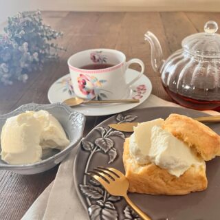 . 公式オンラインショップにて【温泉スコーン】販売開始📮🐄 「催事で購入したスコーンとクロテッドクリームがおいしくて忘れられない！」というお客様からのありがたいお言葉と厚いご要望をいただき、川島旅館公式オンラインショップに【温泉スコーン】と【クロテッドクリーム】のセット商品（2種類）を新たに追加しました！ 旅館や催事でも大人気のフレーバーを織り交ぜた【温泉スコーン】をお届けいたします。まるで牛乳を食べているかのような軽い食感とやさしいミルク感が味わえる【クロテッドクリーム】をたっぷりつけてお召し上がりくださいませ◎ ホワイトデーのプレゼントやお祝いギフトとしてもおすすめですよ👀✨ 追加した商品は以下の2種です⇩ ●温泉スコーン3個＋クロテッドクリーム ●温泉スコーン6個＋クロテッドクリーム ※【温泉スコーン】のフレーバー選択はできかねますので、予めご了承くださいませ。 ※【バターにあうスコーン】は【温泉スコーン】に名称変更いたしました。 川島旅館公式オンラインショップ⇩ https://kawashimapb.official.ec #温泉スコーン　#スコーン　#焼き菓子 #クロテッドクリーム　#スコ部　#ヌン活　#クリームティー　#アフタヌーンティー #川島旅館　#豊富温泉　#豊富町　#北海道　#川島旅館公式オンラインショップ　#販売開始　#新登場